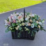 Корзина в светлых тонах с орхидей цимбидиум