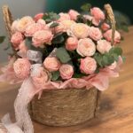 корзина с кустовыми розами