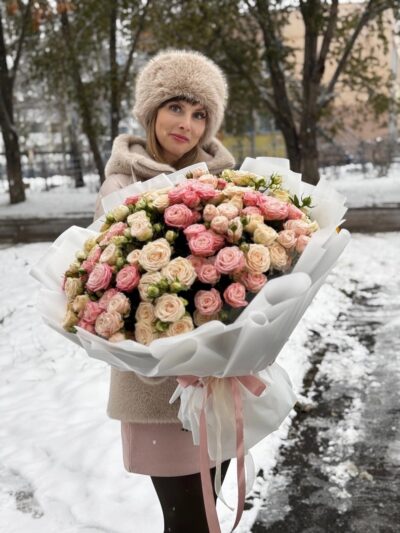 Букет с кустовой розой — изображение 1